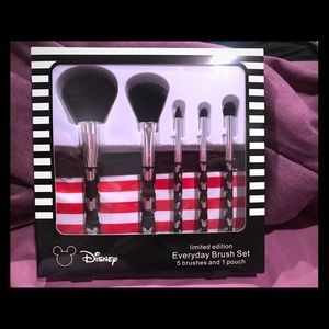 🌟Mickey Mouse makeup brushes!